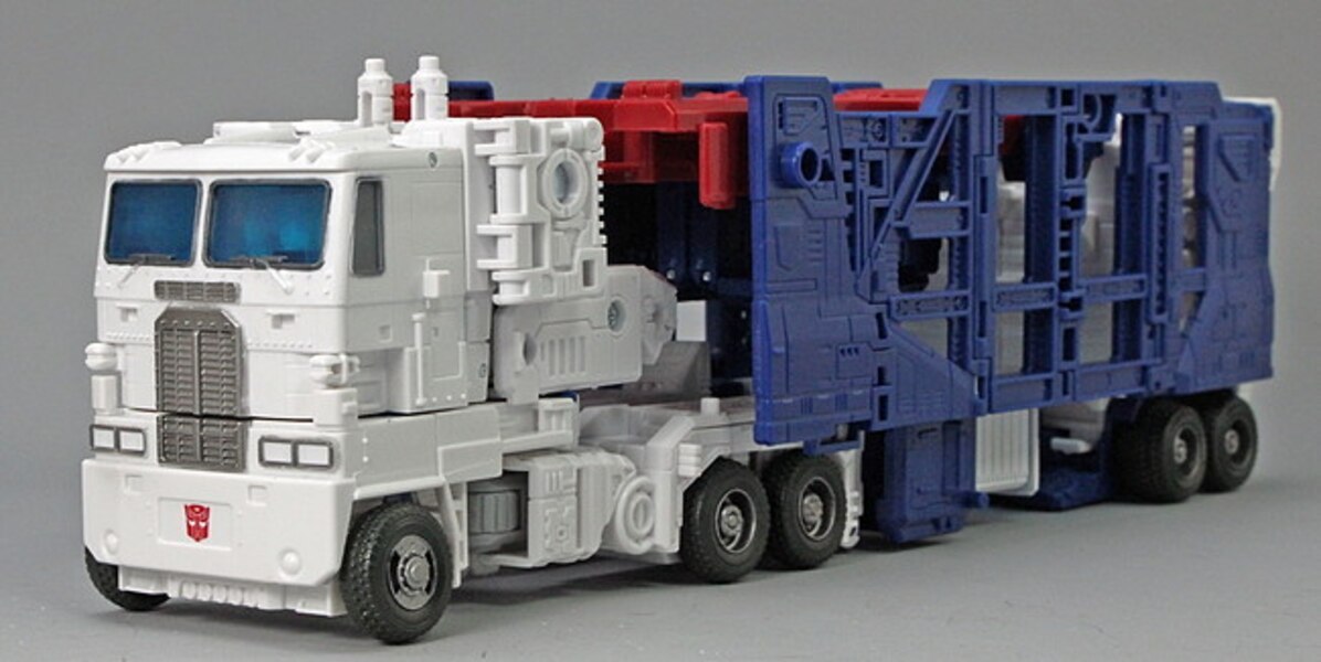 Transformers War For Cybertron Kingdom Ultra Magnus  (1 of 27)